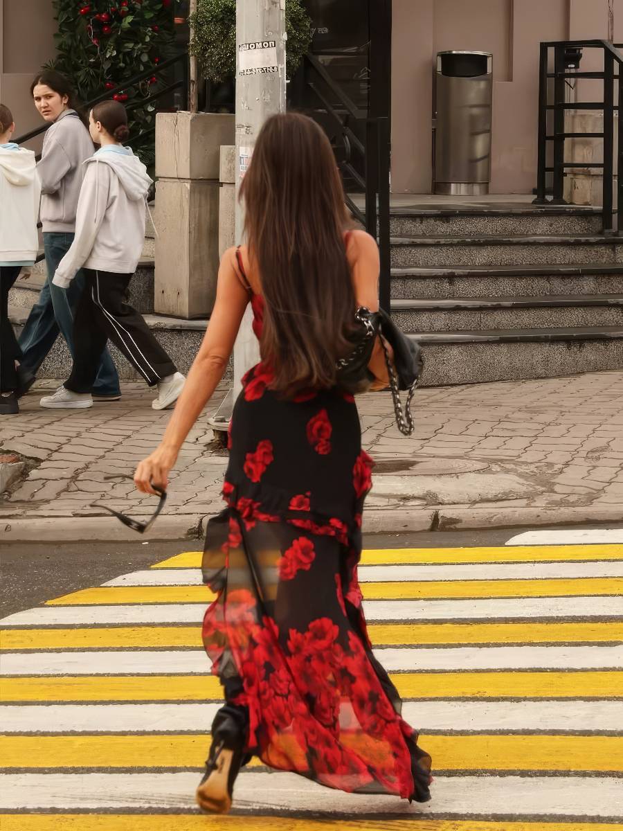 Robe Bicolore Noir Et Rouge Imprimé Fleurs Sensuelles – Image 5