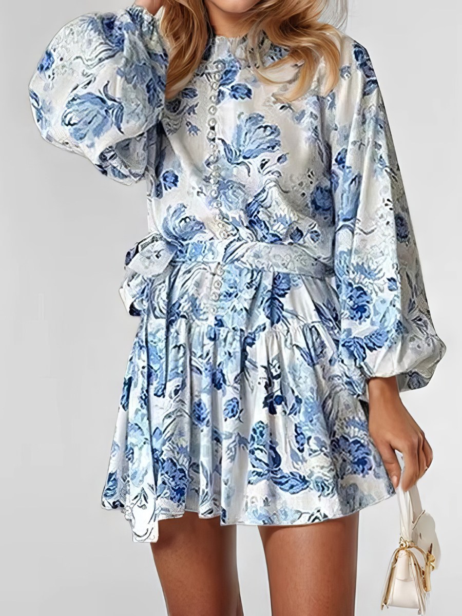 Robe Blanc Et Bleu Courte Fleurie Manches Longues Ceinturée