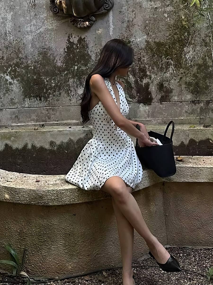 Robe Blanc Et Noir Courte À Pois Coupe Trapèze – Image 2