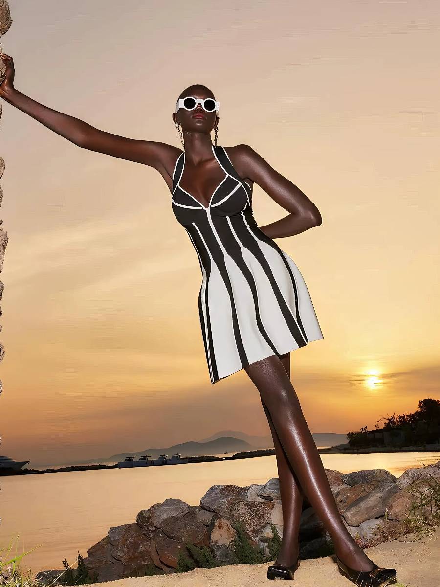 Robe Blanc Et Noir Courte Évasée À Rayures Verticales – Image 4