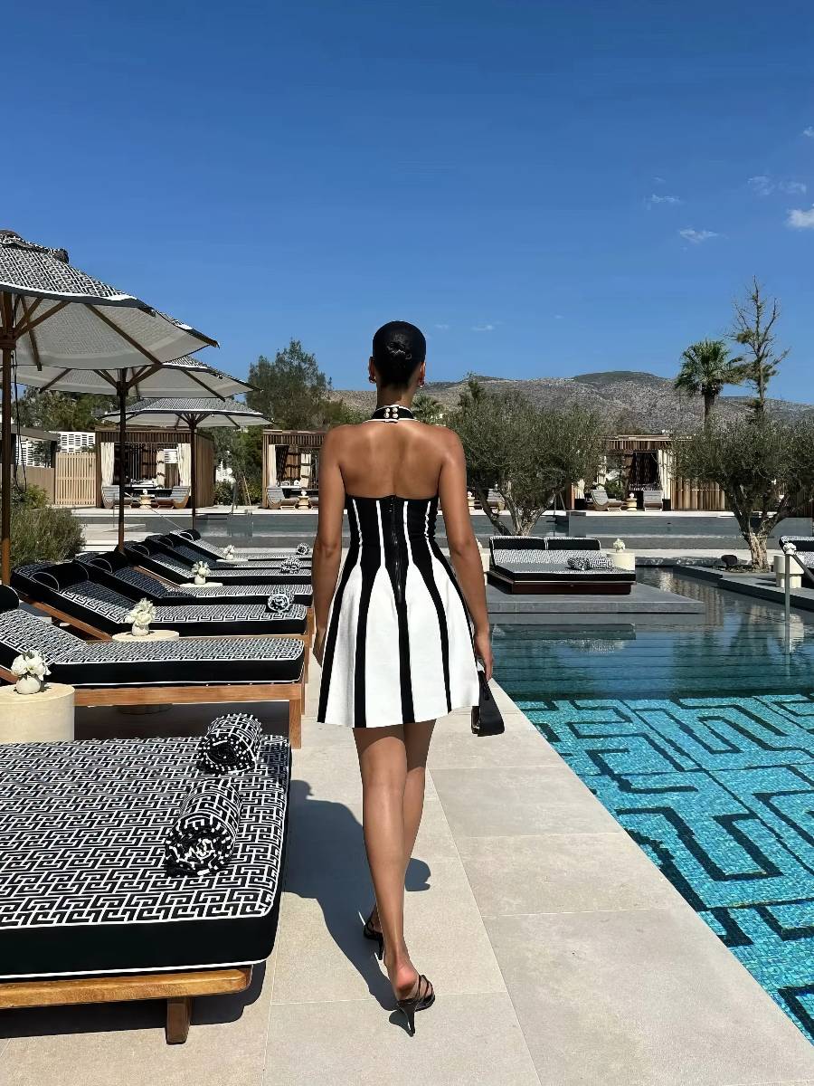 Robe Blanc Et Noir Courte Évasée À Rayures Verticales – Image 6
