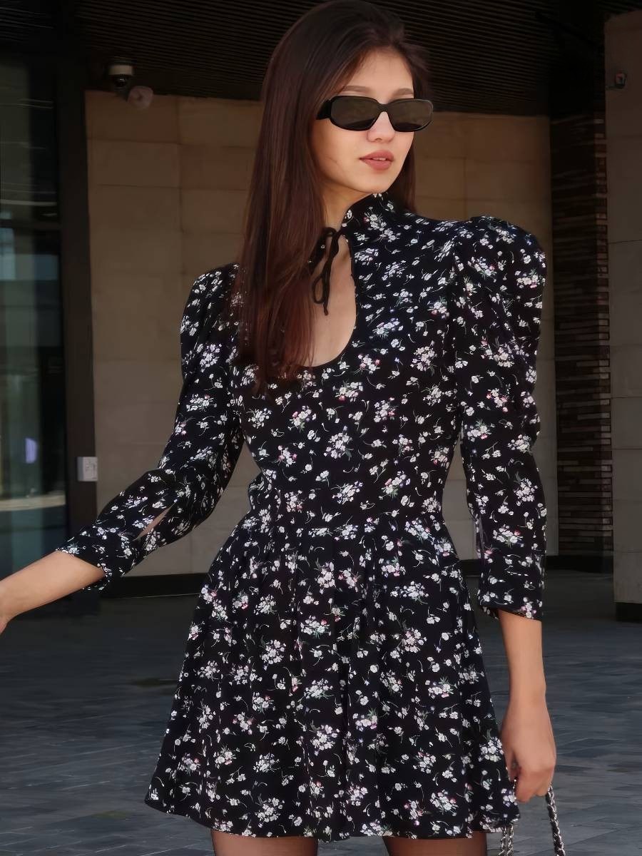 Robe Blanc Et Noir Courte Fleurie Manches Longues Élégante