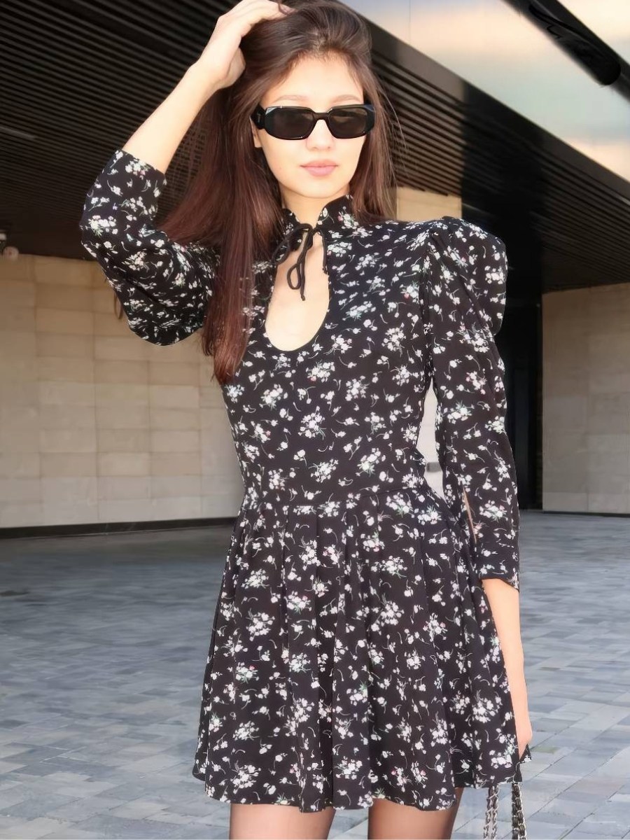 Robe Blanc Et Noir Courte Fleurie Manches Longues Élégante – Image 2