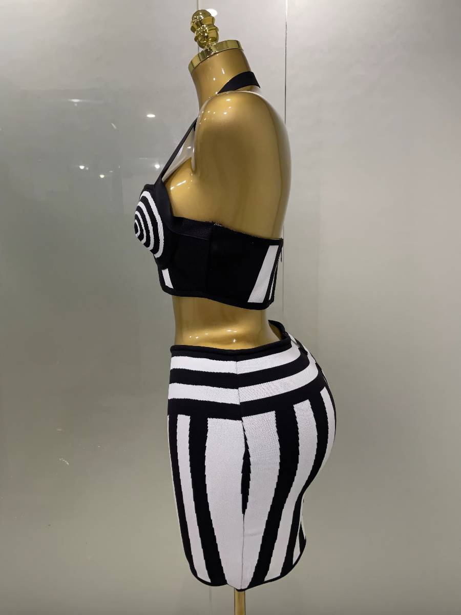 Robe Blanc Et Noir Courte Moulante À Rayures Graphiques – Image 3