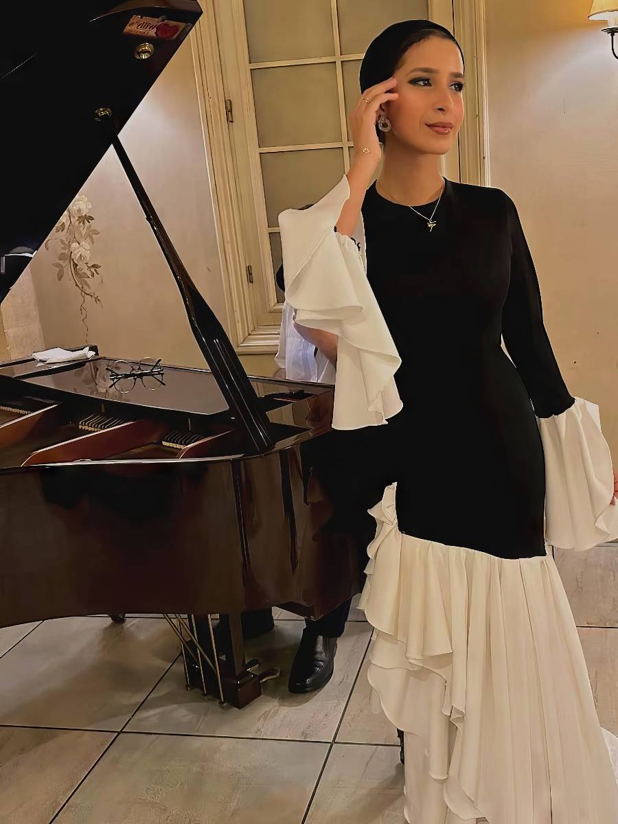 Robe Blanc Et Noir Longue Motif Contrasté Noir Et Jupe Blanche Fluide – Image 2