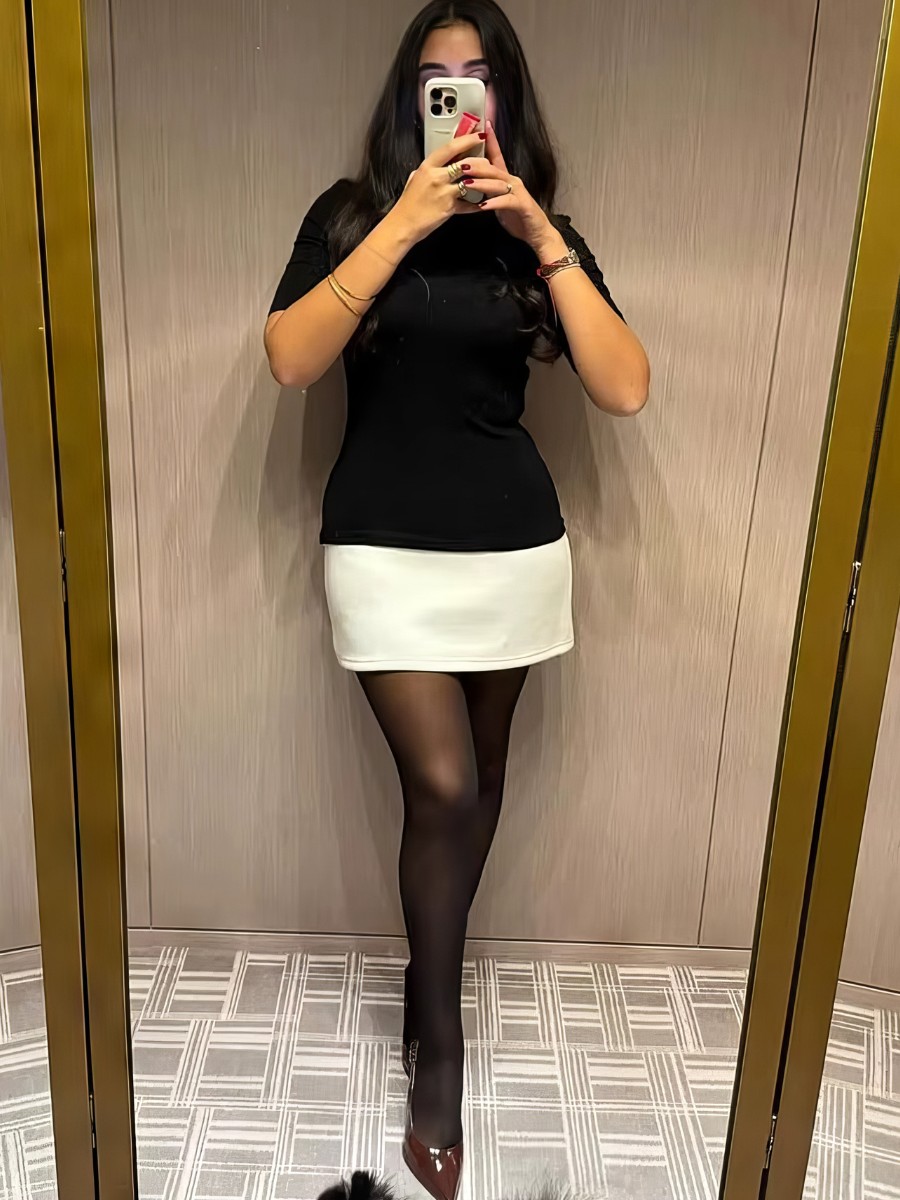 Robe Blanc Et Noir Robe Courte Élégante Silhouette Ajustée – Image 3