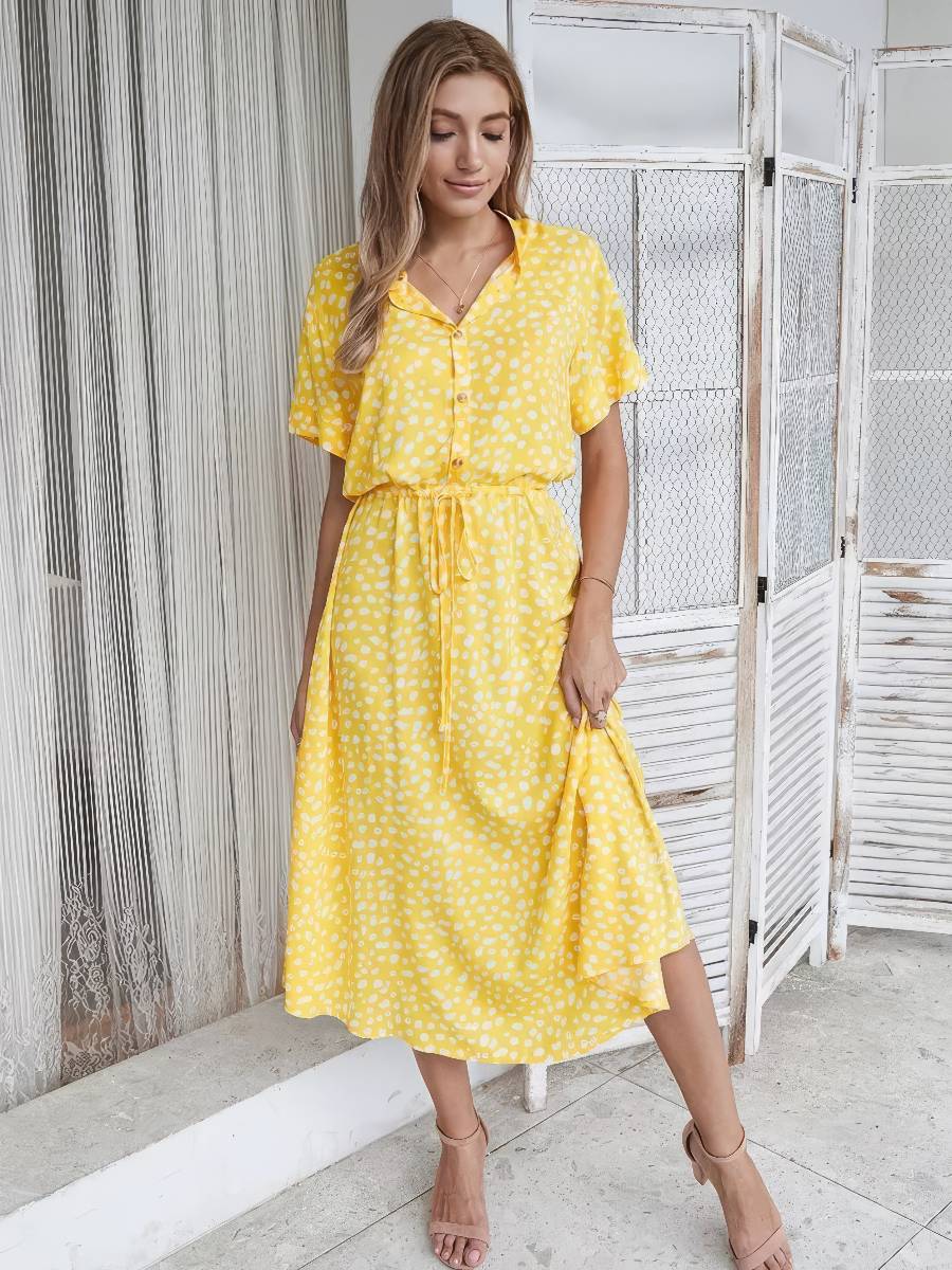 Robe Jaune Et Blanc Midi À Pois Ceinturée Manches Courtes
