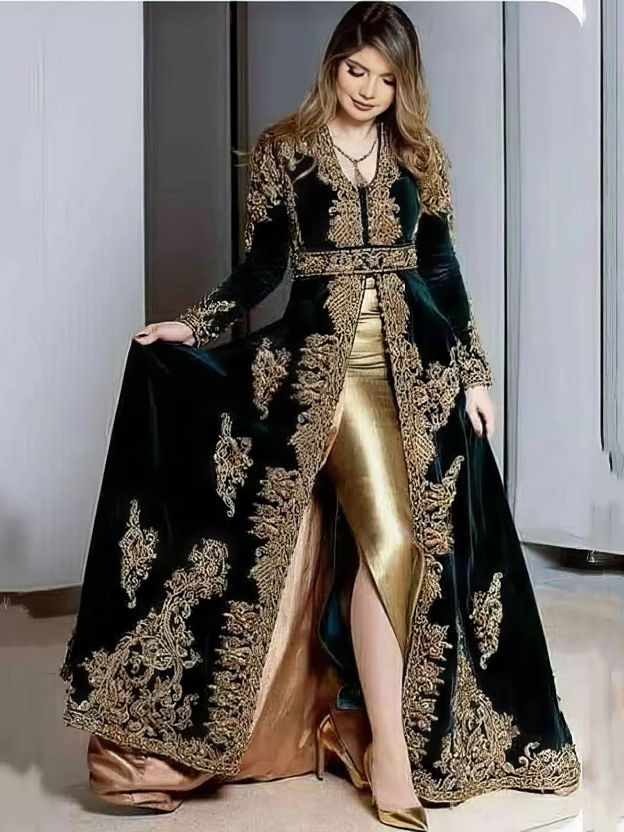 Robe Noire Ornée De Broderies Florales Dorées