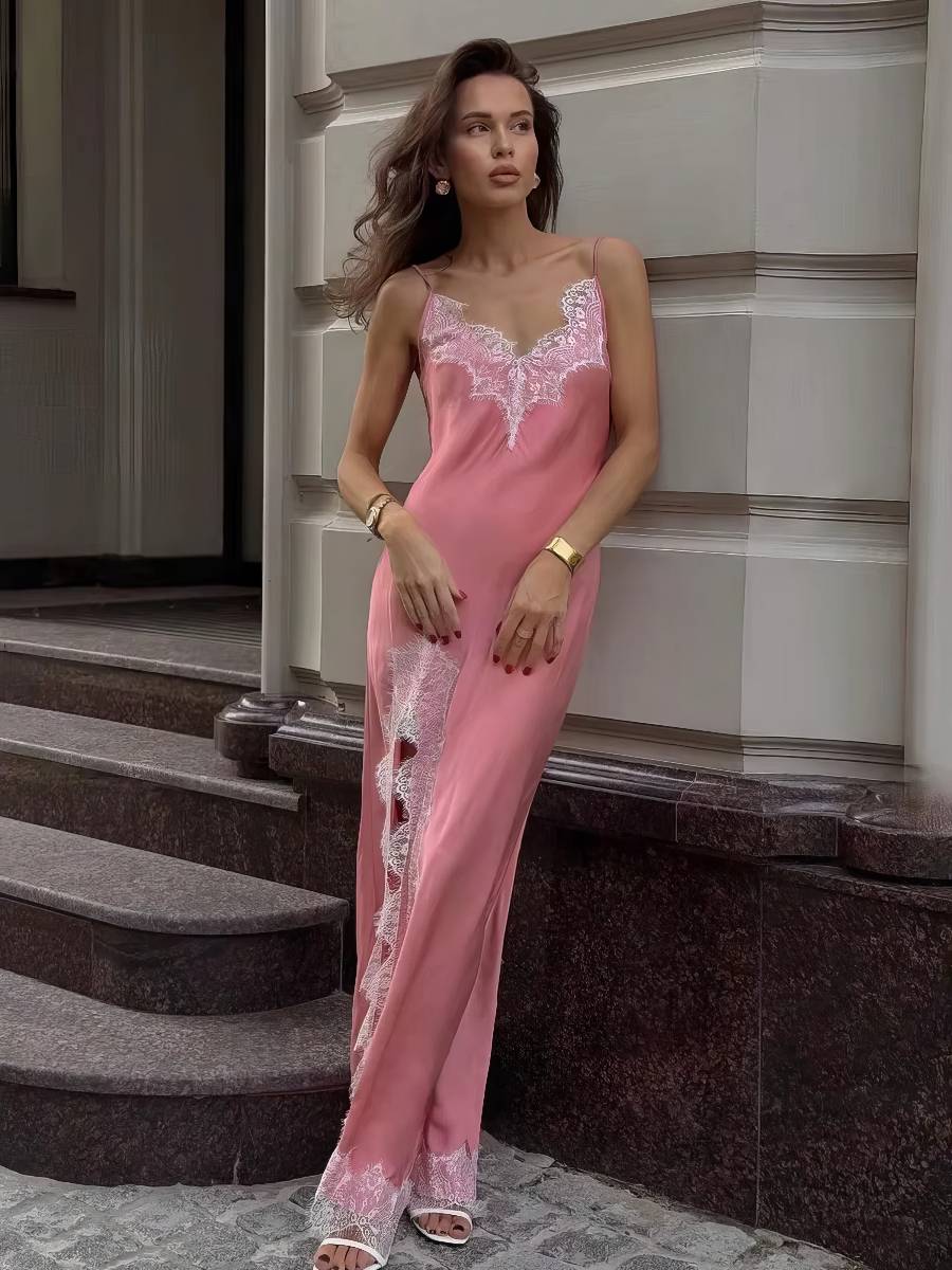 Robe Rose Et Blanc Satinée Avec Dentelle Délicate